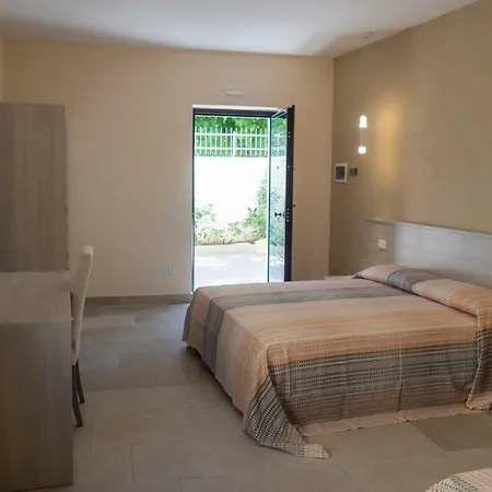 לינה וארוחת בוקר Lisa 4*